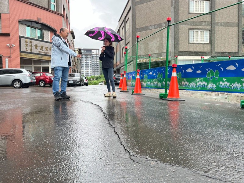宜蘭首件「天坑」案4月中旬發生，因連日地震與下雨，路面龜裂擴大，住戶擔憂到半夜睡不著頻頻出來巡視。記者林佳彣／攝影