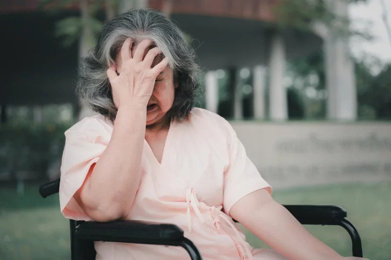 台灣即將邁入超高齡社會，不少民眾擔憂自己會罹患失智症，影響老年退休生活。 情境示意圖。圖／Ingimage