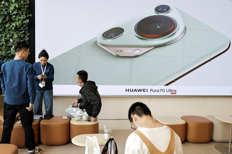華為上周發表新款Pura 70系列智慧手機。   路透