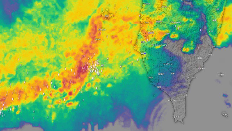目前在西南海域，有另外一波強烈雷雨帶正在靠近。圖／取自「台灣颱風論壇｜天氣特急」臉書粉專