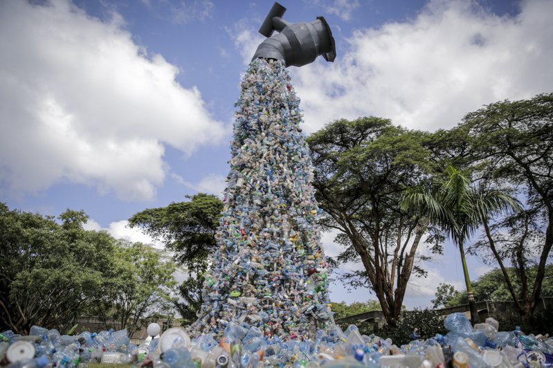 以石化公司為首的大型塑膠生產商和商業團體正在遊說，聯合國塑膠公約能允許減少塑膠廢棄物可換算成信用額度。美聯社