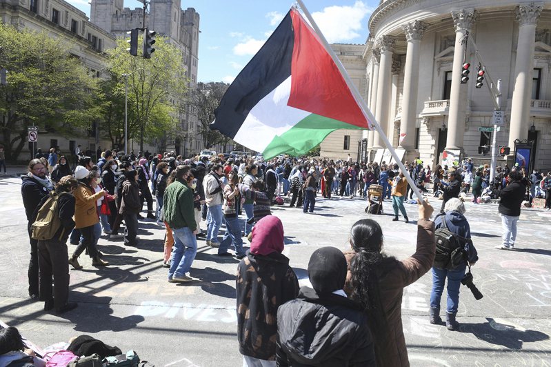 22日數百名學生和親巴勒斯坦支持者，在康乃狄克州紐黑文耶魯大學校園伍爾西大廳前的十字路口集會。美聯社