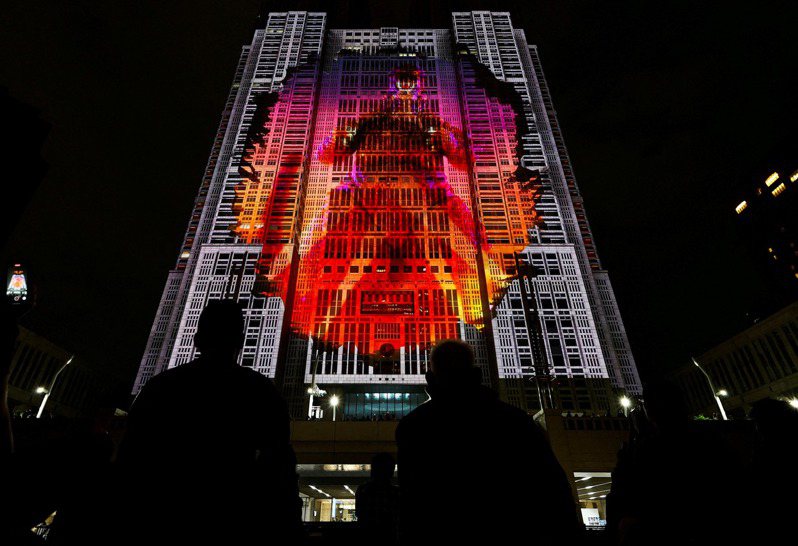 東京都廳今晚展示「哥吉拉突襲東京都廳」巨幅光雕投影秀，吸引逾8000人前來觀賞。路透社