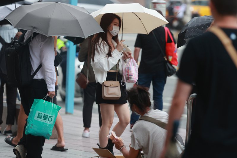 今天鋒面仍在台灣附近持續影響，水氣偏多且不穩定，各地降雨機率還是偏高，留意有局部強降雨發生的機會。本報資料照片