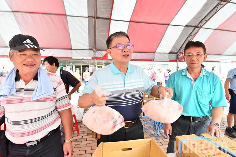 彰化县土鸡行销活动叫卖每只350元，3只1千元。记者简慧珍／摄影