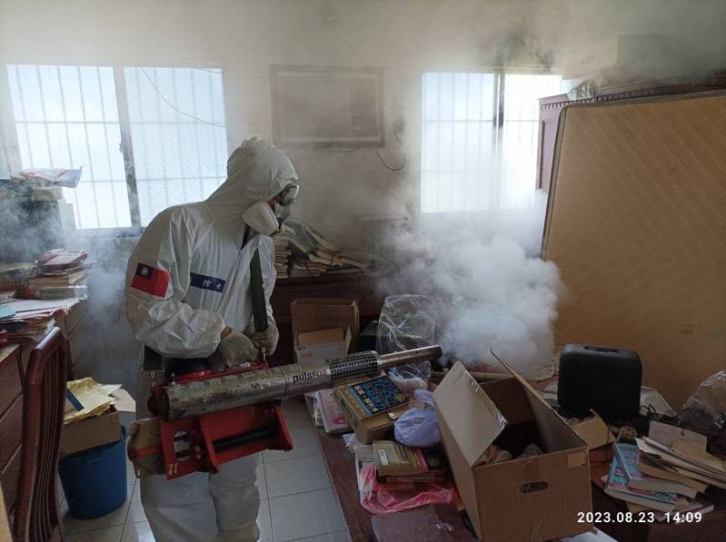 去年台南本土登革热大爆发确诊逾2万例，热烟雾机室内喷药引发强大民怨，今年已调整策略。资料照片／登革热防治中心提供
