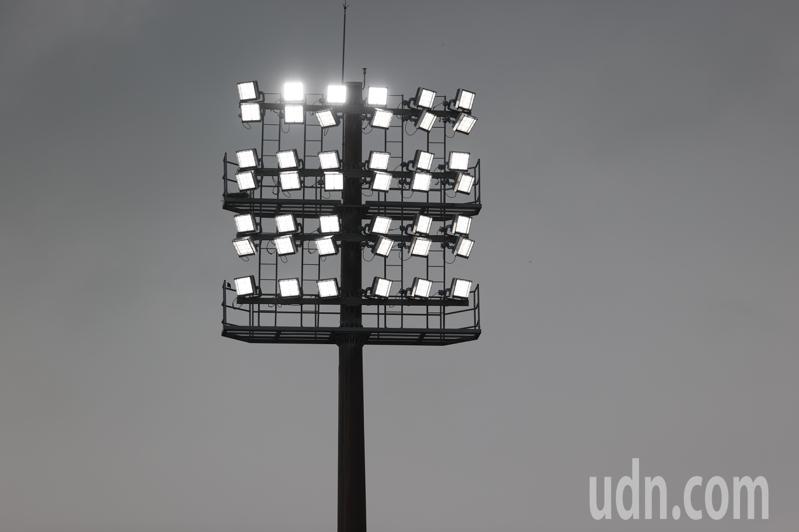 中华职棒今天在桃园球场由乐天桃猿出战台钢雄鹰，而这也是桃园球场整修后首战，更新了led照明设备。记者叶信菉／摄影