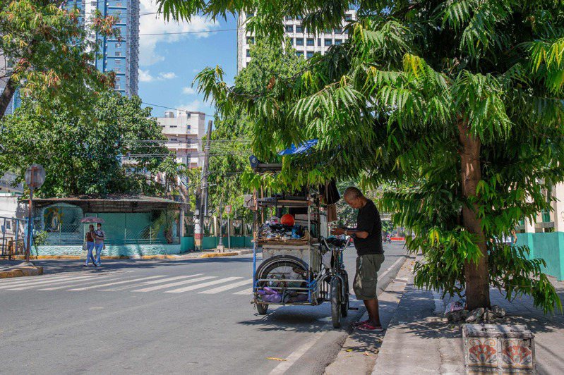 東南亞地區最近幾天極度炎熱，菲律賓首都馬尼拉出現攝氏38.8度破紀錄高溫，菲國氣象單位今天表示，國內這種異常酷熱的天氣預計至少會持續到5月中旬。
法新社