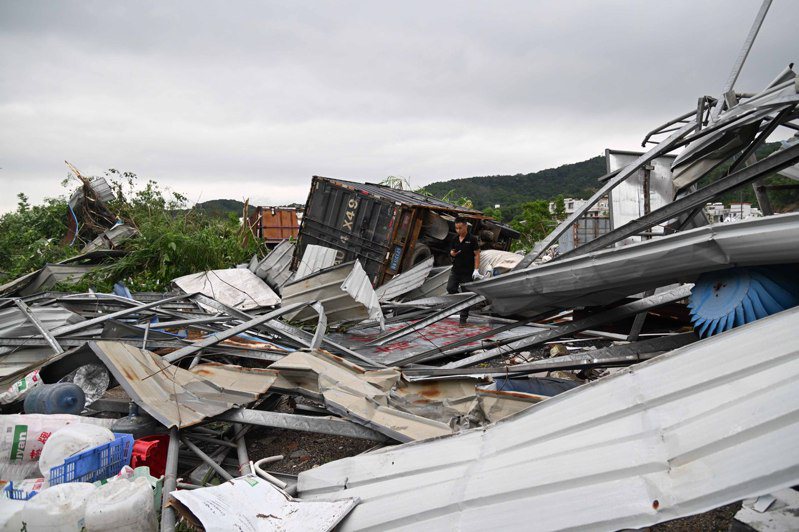 圖為遭受龍捲風襲擊的廣州市白雲區鍾落潭鎮光明村拍攝，一處受損廠房。新華社