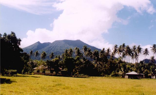 伊布火山位於印尼北摩鹿加省（North Maluku）哈馬赫拉島（Halmahera Island），海拔達1325公尺。圖／截自維基百科