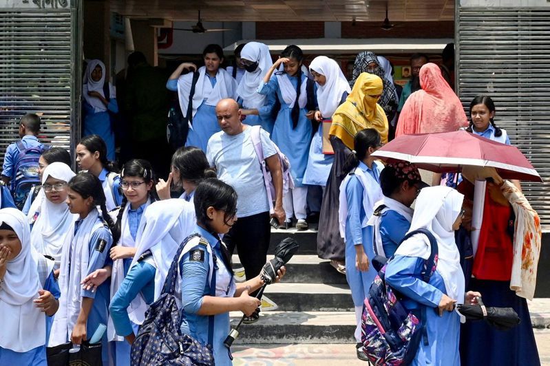 儘管導致孟加拉當局20日下令關閉全國學校的熱浪尚未結束，數以百萬計的學生仍於今天重返校園。法新社