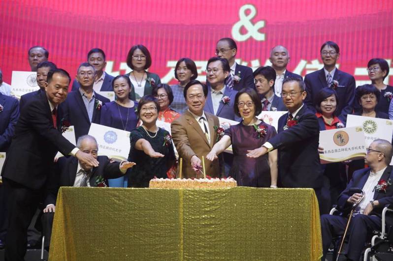 馬來西亞留台校友會聯合總會28日在吉隆坡慶祝金禧50年，圖為僑委會委員長徐佳青（前排左1）、留台聯總會長陳榮洲（前排左2）、駐馬代表葉非比（前排右2）等人切生日蛋糕。中央社