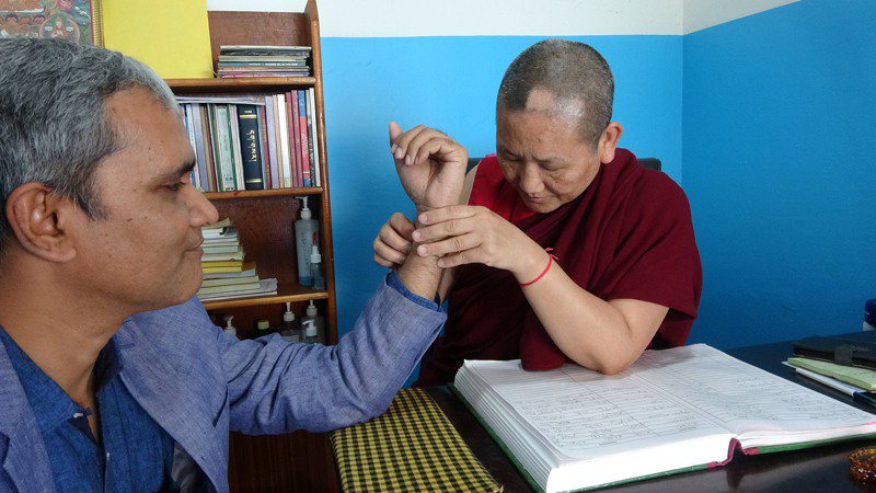 位於印度北部山城達蘭薩拉的西藏醫藥與曆算學院，附設的診所以西藏傳統醫術為病患診治。圖為醫師為病患把脈。中央社