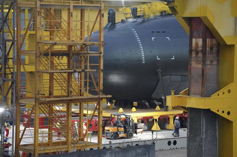 首艘國造潛艦「海鯤軍艦」今年2月27日自海昌工廠移至台船小塢，進行HAT最後測試項目。圖／中央社