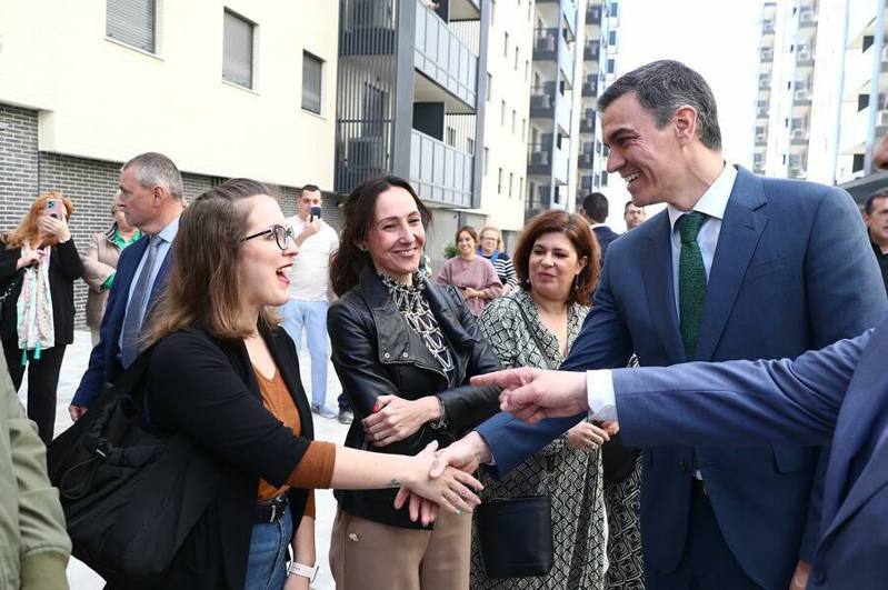 西班牙總理桑傑士（右）近日受到極右派攻擊妻子貪汙，但聯合內閣與許多民眾期待他繼續留任。（Pedro Sánchez Pérez-Castejón FB）