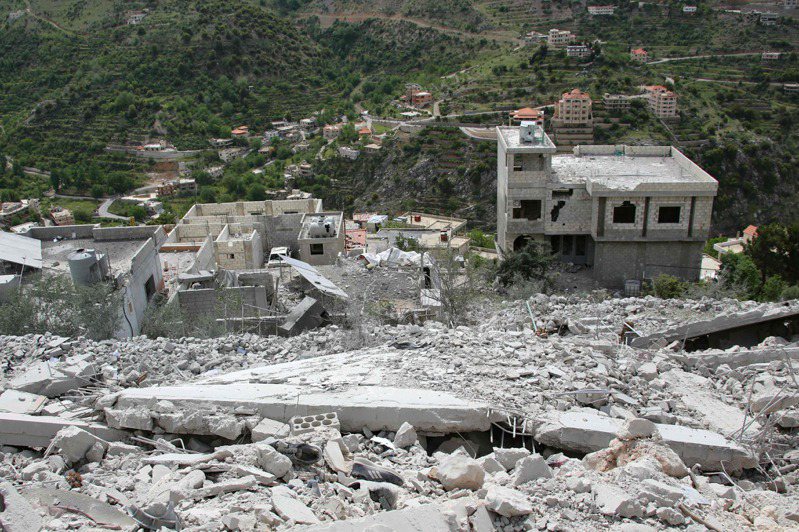 黎巴嫩邊境27日稍早遭以色列國防軍襲擊，黎巴嫩民兵組織真主黨隨即發動無人機和導彈反擊。圖為黎國邊境村莊房屋遇襲淪為廢墟。法新社