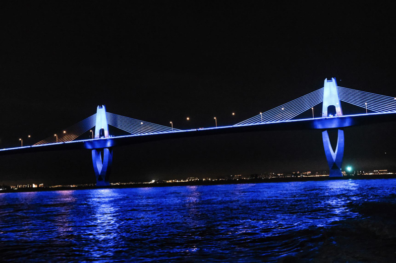 金门大桥夜景灯光秀，泛蓝色的灯光秀仿佛蓝眼泪，面对厦门承托别样风景。图／金门县水域游憩发展协会提供