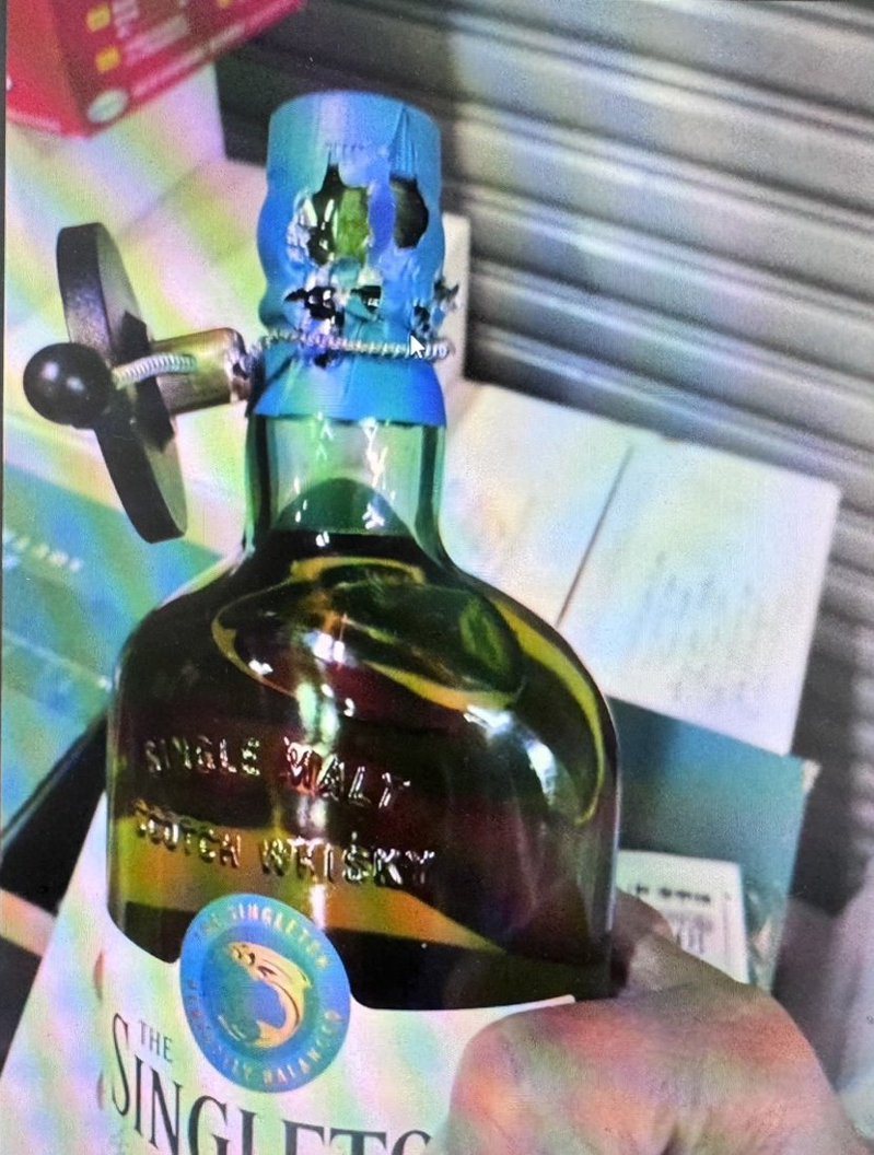 高雄市凤山区一家大卖场业者发现店内一瓶苏格兰登12年份洋酒防盗装置遭拆下，无法贩售。记者石秀华／翻摄