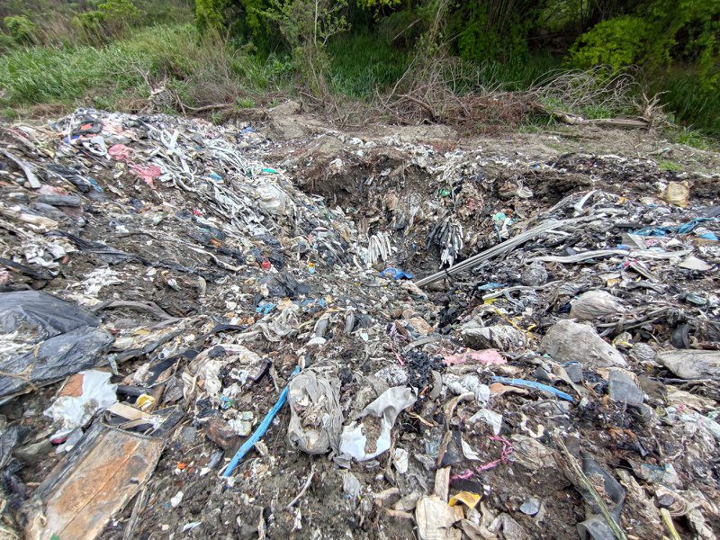 国内废弃物处理量能不足，废弃物流窜乱倒，迫害环境。图／南市环保局提供