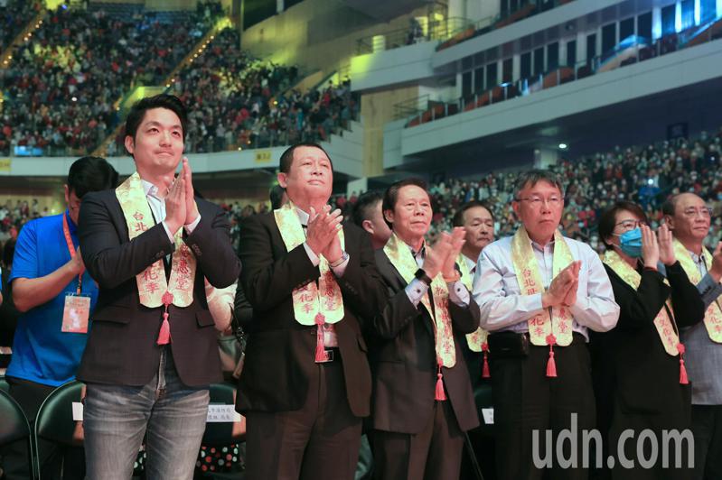 台北市长蒋万安（左一）、民众党主席柯文哲（右三）、台北市前副市长黄珊珊（右二）出席宗教活动，选后难得3人同台。本报资料照片