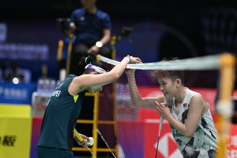 我国「一姊」戴资颖（左）优霸杯首战直落2击败马来西亚对手吴堇溦。图／Badminton Photo提供