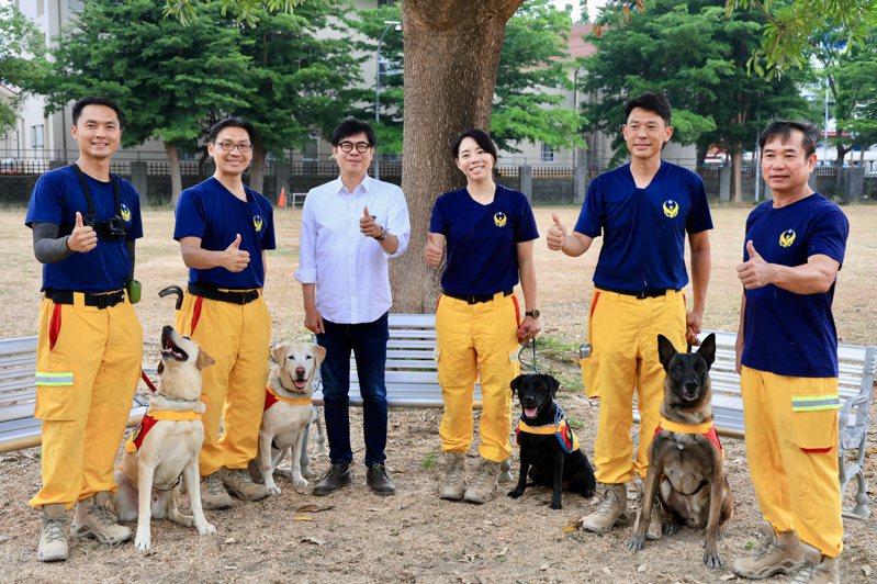 今國際搜救犬日，市長陳其邁到搜救犬馴養中心表達關心之意，並和領犬員及搜救犬體驗「瓦礫堆搜索」、「擺盪平台」及「拋物拾回」等犬隻服從訓練。圖／高市消防局提供