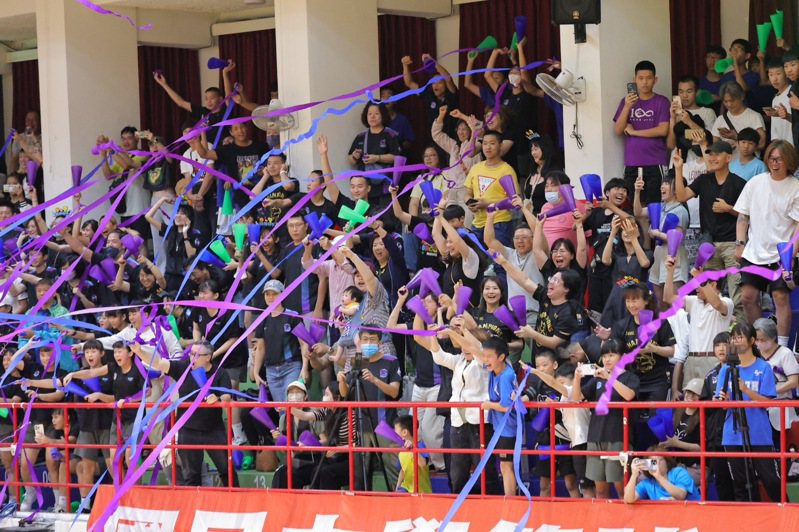 基隆市铭传国中篮球队在今年国中篮球联赛（JHBL）乙级决赛封王，支持的观察兴奋的抛出紫色彩带。图／基市府提供