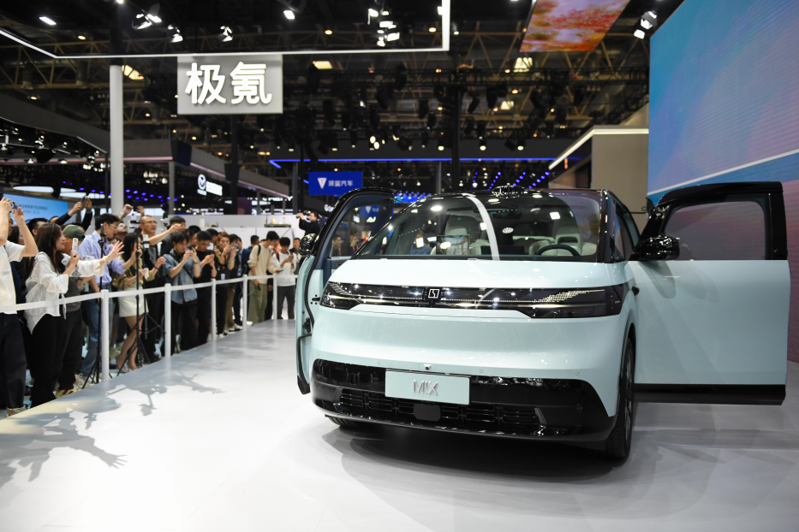 今年共有117辆新车选择北京车展首发，图为大陆本土车厂极氪汽车发布的新款极氪MIX车型。（新华社）