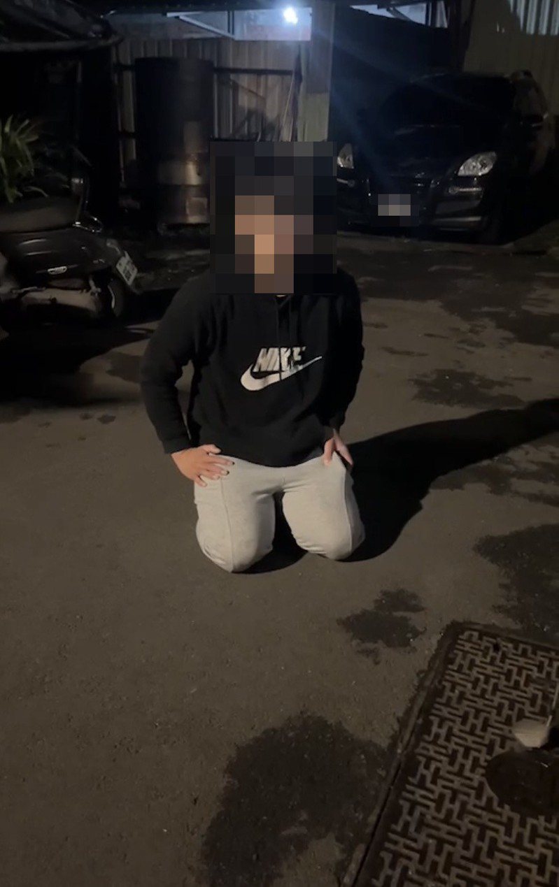 闯入住家的23岁郑姓男子脱口有「恋鞋癖」，下跪向女子一家道歉。图／民众提供