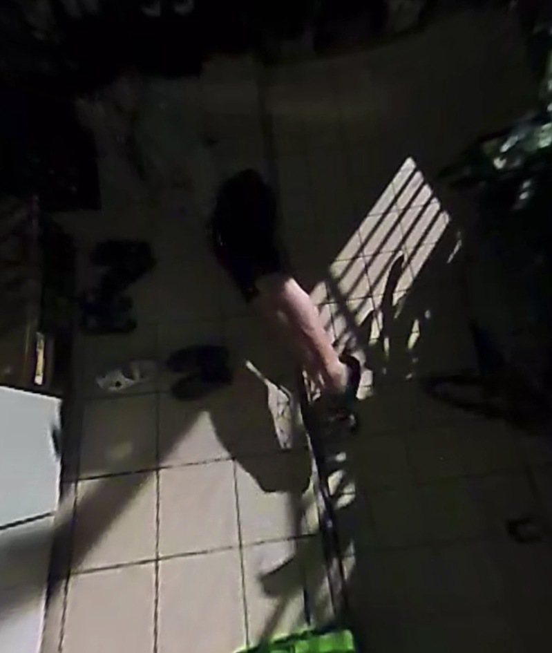 桃园市桃园区26岁女子住家遭闯，一名23岁郑姓男子躺在家门外「闻鞋子」打手枪。图／民众提供
