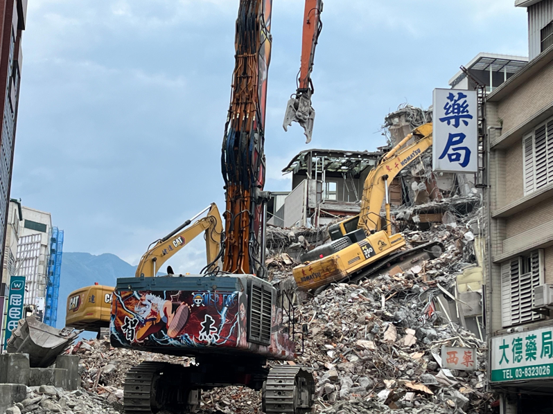 中國紅十字會28日宣布，將捐贈花蓮首批100套組合屋。圖為花蓮富凱大飯店在強震後傾斜，縣府緊急拆除。（圖／聯合報系資料照）