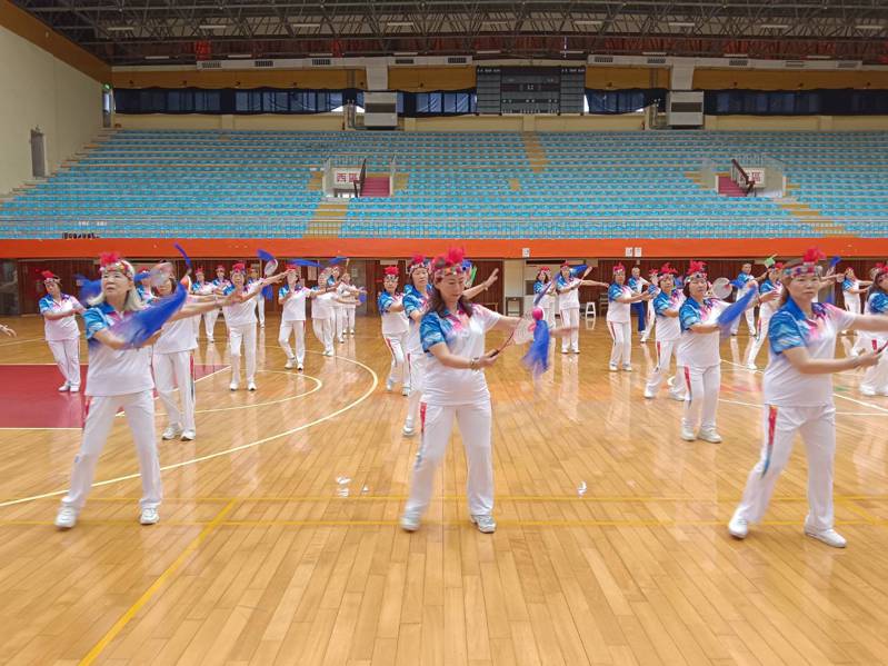 基隆市运动i台湾「柔力球观摩赛」今在市立体育馆登场，近千名柔力球爱好者同场交流。记者邱瑞杰／摄影
