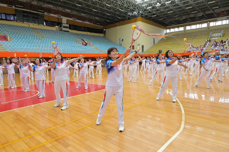 基隆市运动i台湾「柔力球观摩赛」今在市立体育馆登场，近千名柔力球爱好者同场交流。图／基市府提供