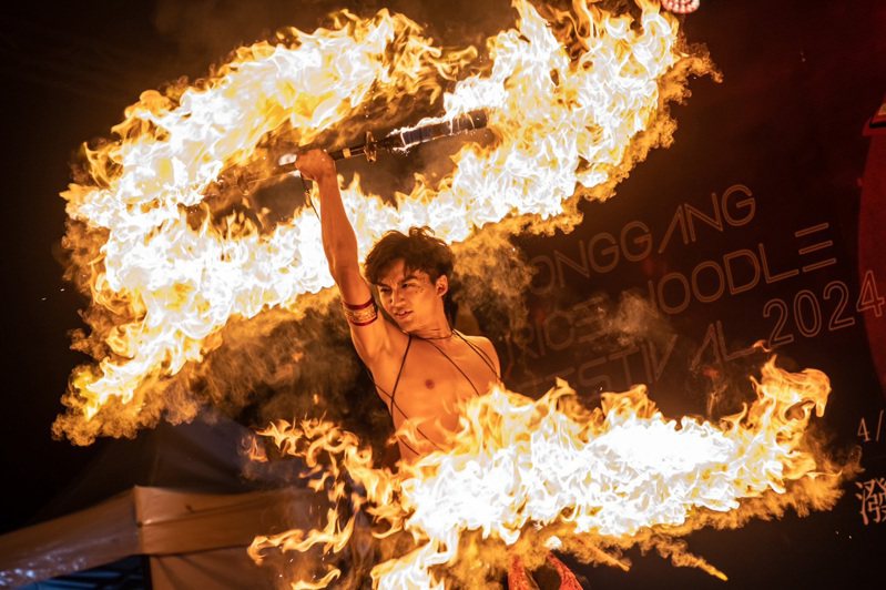 2024龙冈米干节闭幕晚会精采火舞特技表演，带动庆典热闹最高潮。记者曾增勋／摄影