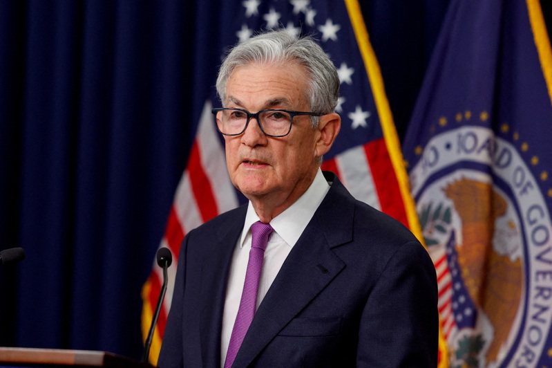 美國通膨率居高不下，Fed主席鮑爾預料將在本周宣布利率決策時態度轉鷹，暗示決策官員目前預估的今年降息幅度縮小，甚至不排除升息。（路透）