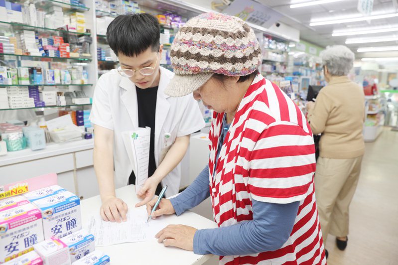 開業藥師王明媛說，藥局除協助處理處方，也會協助民眾處理自我保健需求問題。記者蘇健忠／攝影