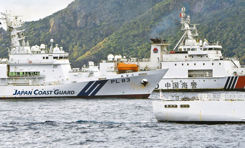 日本沖繩石垣市政府日前組織調查團赴釣魚台海域視察，遭到中國大陸海警船逼近中斷活動，海域情勢升高。圖為中方海警船在釣魚台附近航行，試圖靠近日本海警船。 （路透）