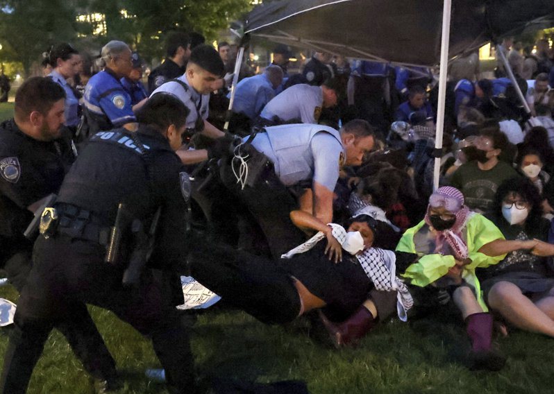 警察廿七日在聖路易華盛頓大學校園動手清場，和紮營的挺巴人示威者拉扯。（美聯社）