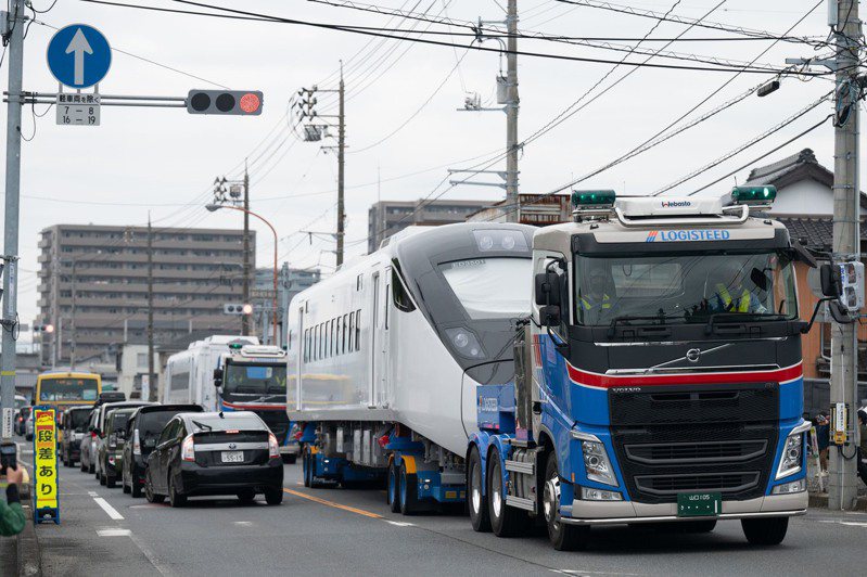 台灣向日本購買編號ED3492及ED3501列車，由於是白天在日本下松市區陸運到港口，沿途吸引當地民眾圍觀。圖擷自臉書