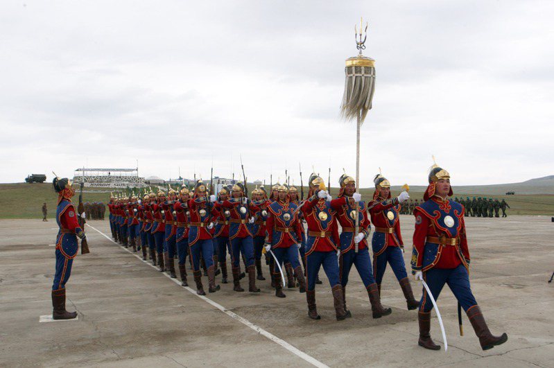 中國國防部今天宣布，中國和蒙古4月底至5月下旬舉行陸軍聯合訓練。圖為2016年蒙古國首都烏蘭巴托舉行多國維和軍事演習閉幕式上，蒙古國儀仗隊接受檢閱。新華社
