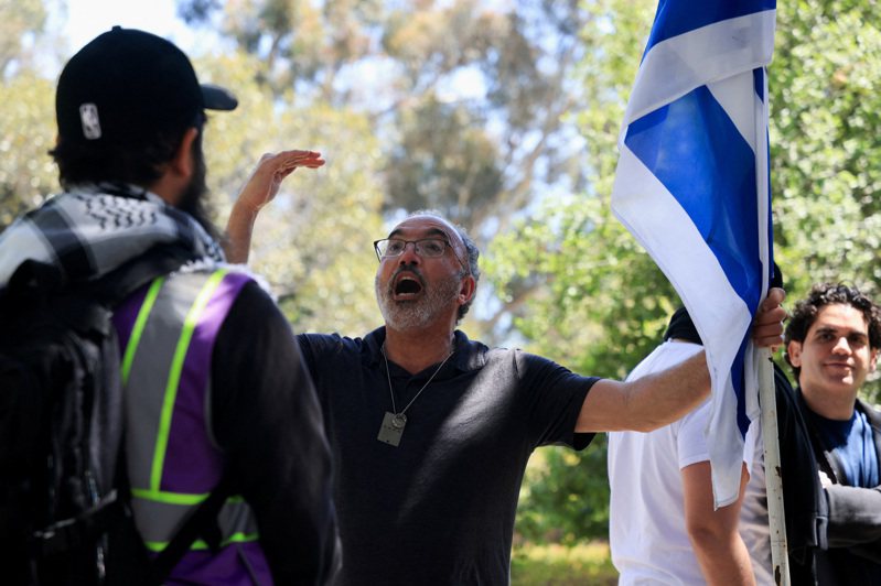 加州大學洛杉磯分校（UCLA）挺巴勒斯坦和挺以色列的陣營爆發小規模衝突。路透