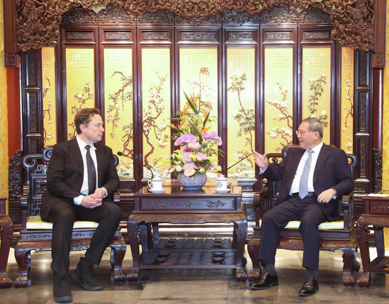大陸國務院總理李強28日在北京釣魚台國賓館會見特斯拉執行長馬斯克。（中新社）