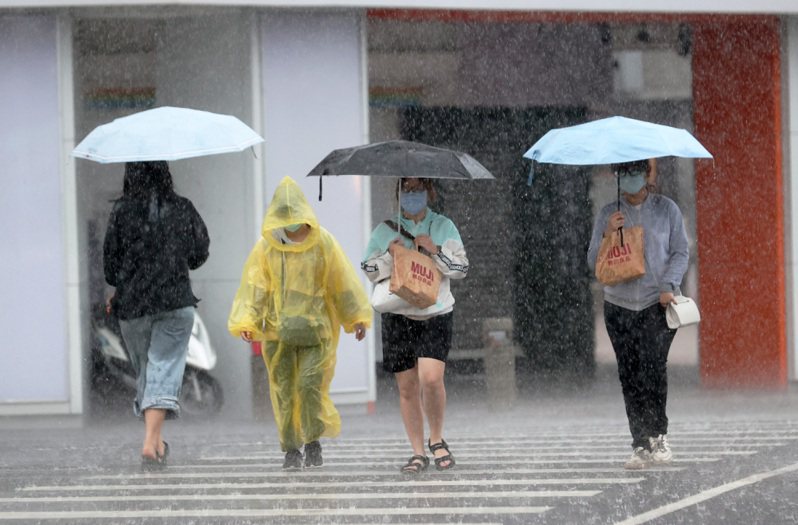 周三、周四受鋒面及東北季風影響， 新竹至台南之間有局部較大雷雨發生的機率，新竹以北及宜蘭氣溫會降。本報資料照片