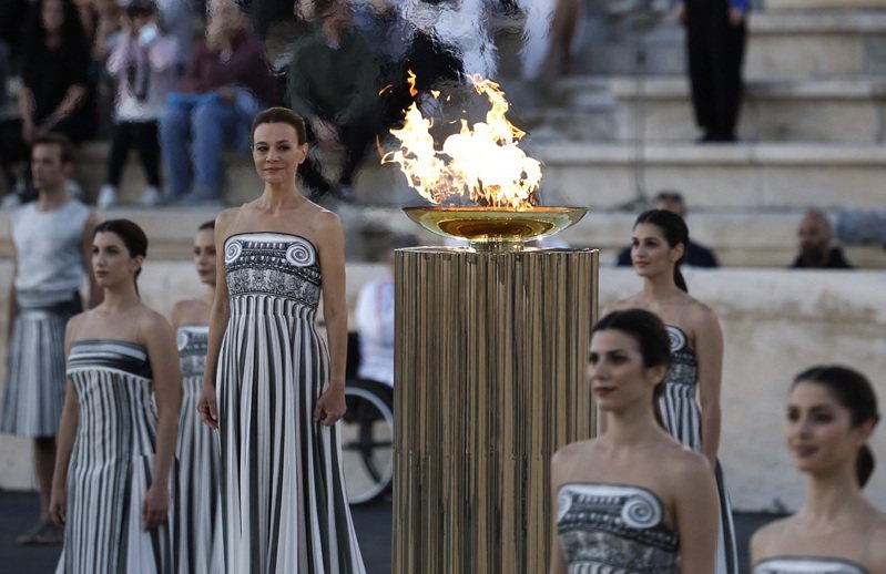 希臘在26日舉行聖火交接典禮。聖火將一路傳往夏季在巴黎舉行的奧運。路透