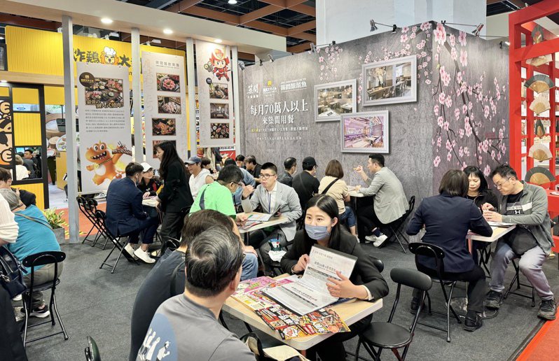 築間於台北春季加盟展首度開放「築間酸菜魚」加盟，現場洽詢熱烈。築間提供