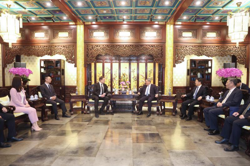 大陸國務院總理李強28日下午在北京釣魚台國賓館會見特斯拉執行長馬斯克。（中新社）
