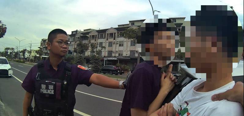台南市警三分局警员（左），查获越南籍20岁阮姓诈骗车手（中）、24岁阮姓诈骗车手（右）。记者黄宣翰／翻摄