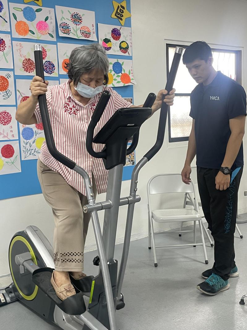 73岁林张招治女士中风后不良于行，靠著运动复健，目前已能自己拄著拐杖走路，不需人搀扶。记者蔡世伟／摄影