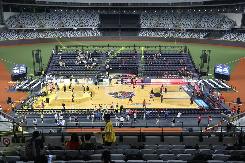 台北大巨蛋日前舉辦職業籃球賽事，現場湧入1.5萬多名球迷，許多歌迷期待天王周杰倫在大巨蛋舉辦演唱會。本報系資料照片