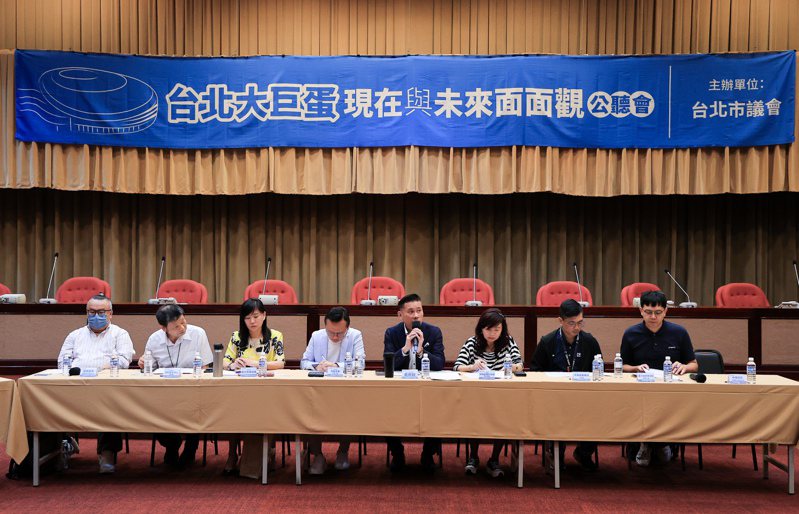 台北市议会议长戴锡钦（右四）上午在市议会举办「台北大巨蛋现在与未来面面观」公听会，邀请邀请各产业代表一同到场交流意见。记者余承翰／摄影